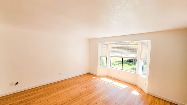 Building Photo - 4 Bedroom + 2 Flex Rooms On 1 Acre