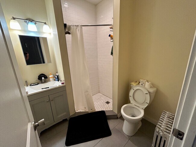 Building Photo - 735 E 88th St