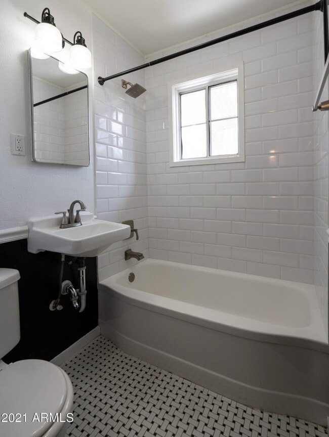 Photo - 908 W MacKenzie Dr House