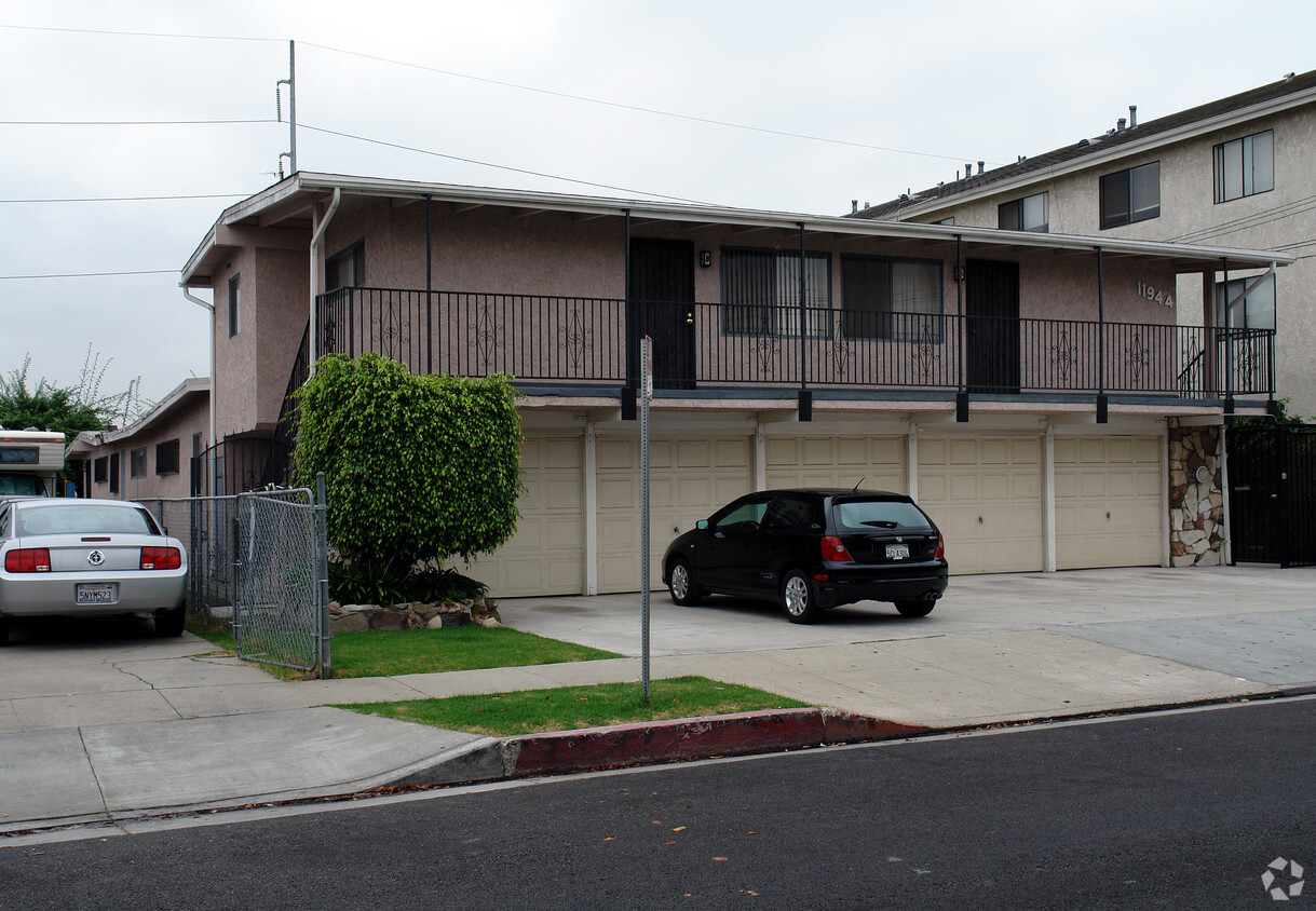 Primary Photo - Gale Apartments