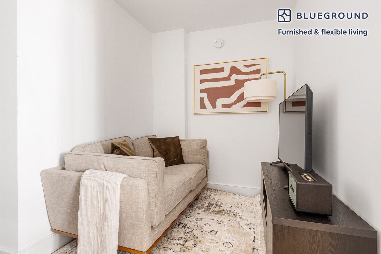 Foto principal - 230 E 44th St