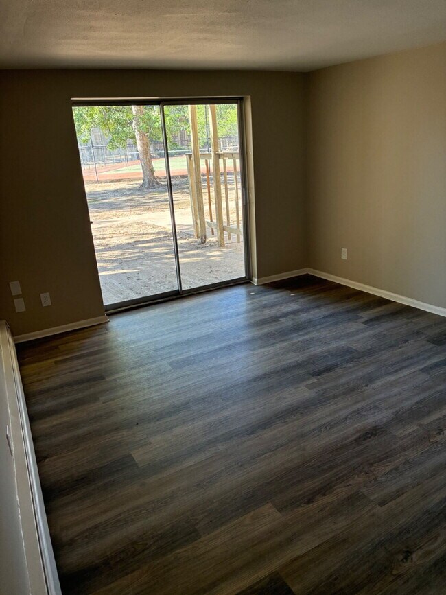 Foto del edificio - Updated 1 Bedroom 1 Bathroom on Ground Floor - Walkout Patio with easy access to amenities!