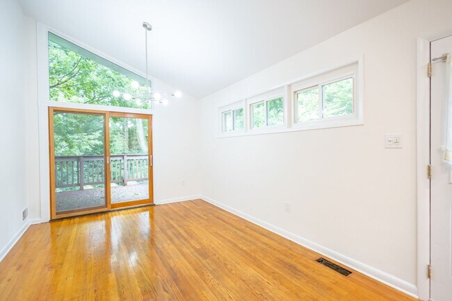 Foto del edificio - Newly Renovated 4 BR/1.5 BA Single-Family ...