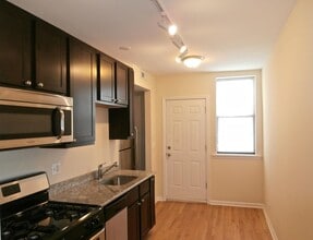 Building Photo - 2803 W Lawrence Ave