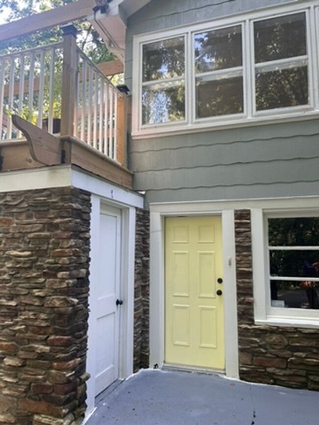 Building Photo - Cute 2 Bedroom Home in West Bloomfield