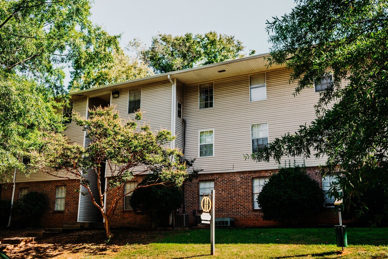 Redwood Manor Rentals in Birmingham at 1417 33rd St Birmingham, AL