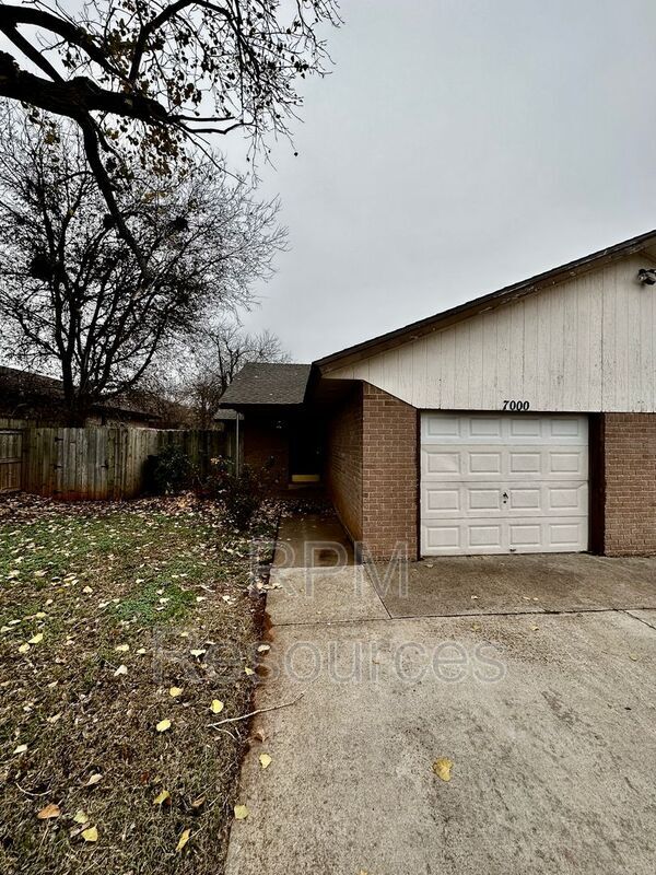 Primary Photo - 7000 Woodlake Dr