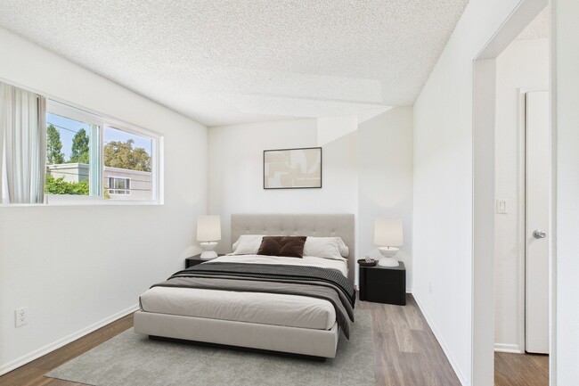 Building Photo - Gilmore  Apartments Van Nuys
