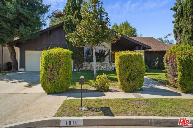 Building Photo - 10111 Jumilla Ave