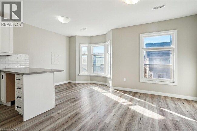 Building Photo - 633 Wilson St