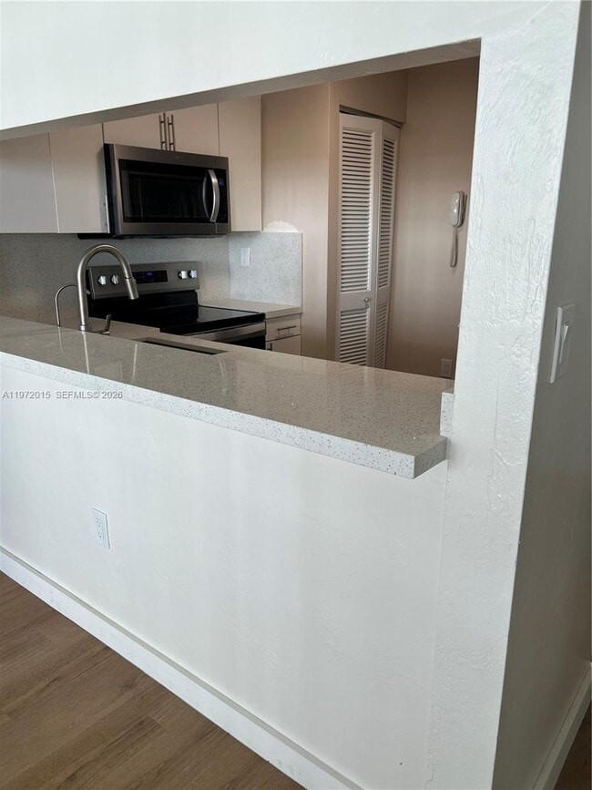 Foto del edificio - 600 NE 36th St