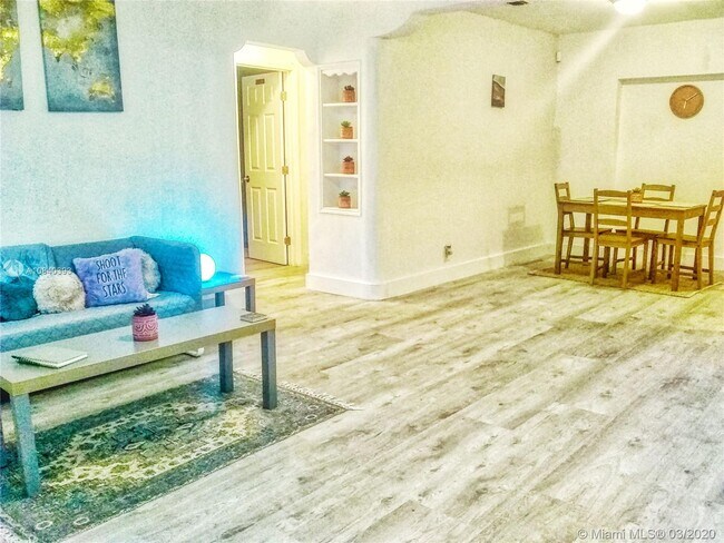 Foto del edificio - 142 NE 56th St