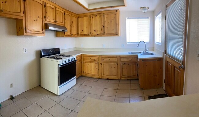 Building Photo - Beautiful Pet Friendly Home