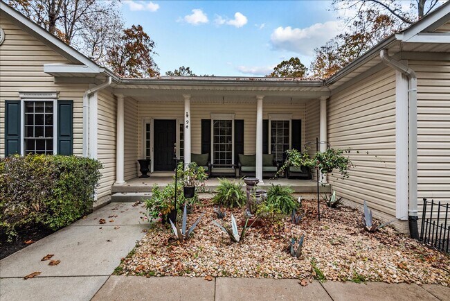 Foto del edificio - **Charming 3-Bedroom Rambler on 3 Acres in...