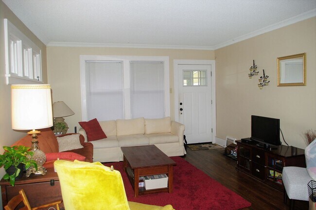 Building Photo - Clean, Efficient, recently renovated 3 Bed...