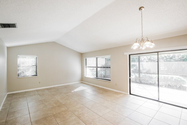 Building Photo - 735 Daffodil Dr