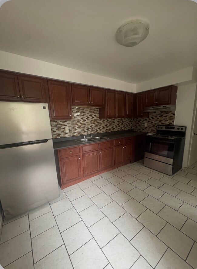 Photo du bâtiment - Large 3 Bedroom Townhouse Available