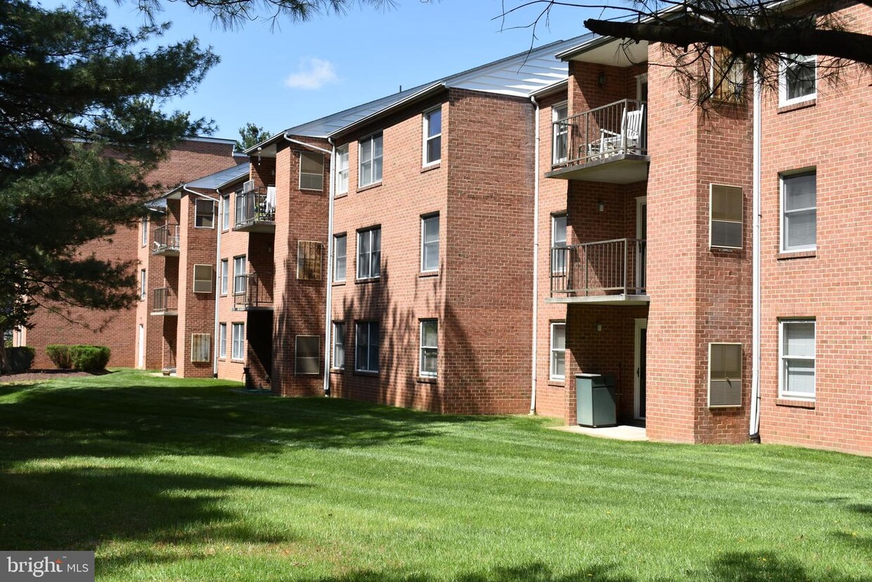 Primary Photo - 400 Chapel Ct
