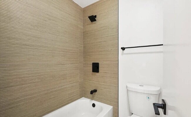 Foto del edificio - Modern Top-Floor Retreat in the Heart of Mira Mesa