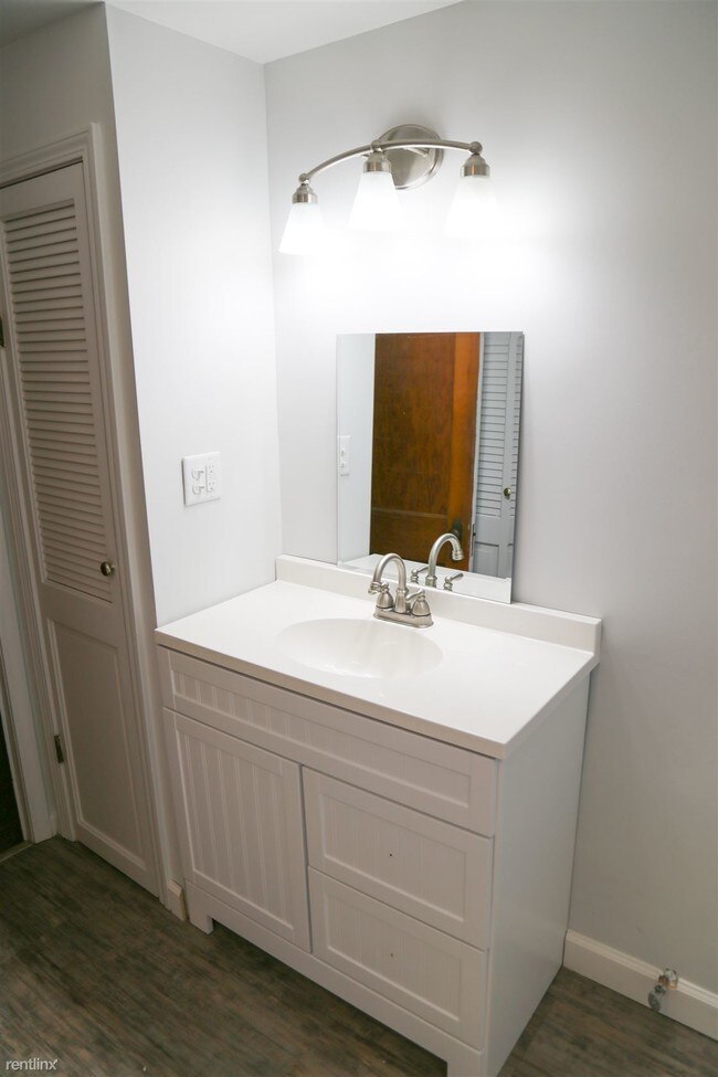 Building Photo - 2 br, 1 bath  - 3249 Central St Apt 1