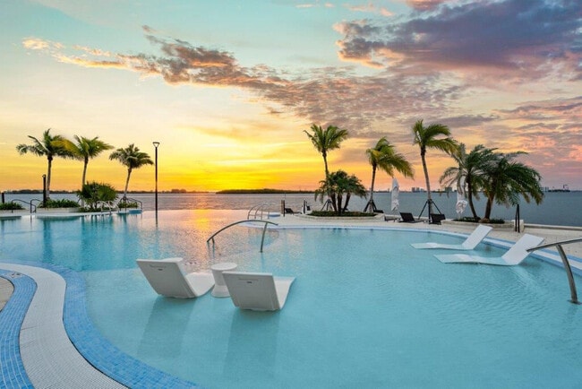 Building Photo - Biscayne Shores