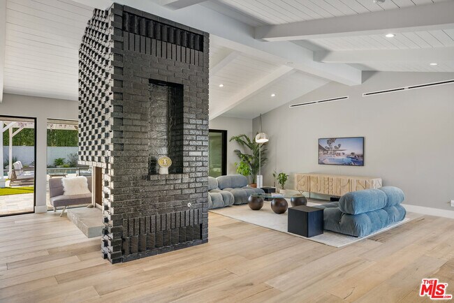 Building Photo - 8400 Mulholland Dr