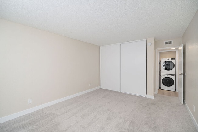 Building Photo - Lynwood Knolls