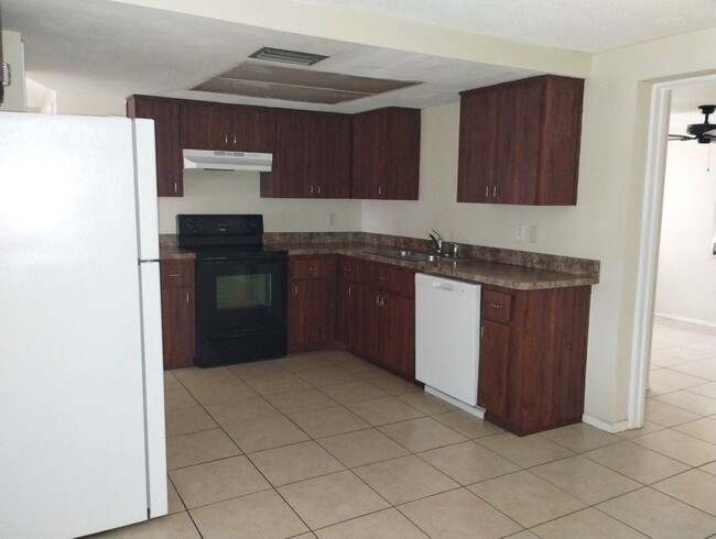 Building Photo - 3-bedroom, 2-bath home offering 1,554 squa...
