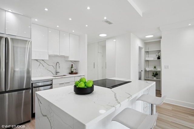 Building Photo - 1255 N Sandburg Terrace