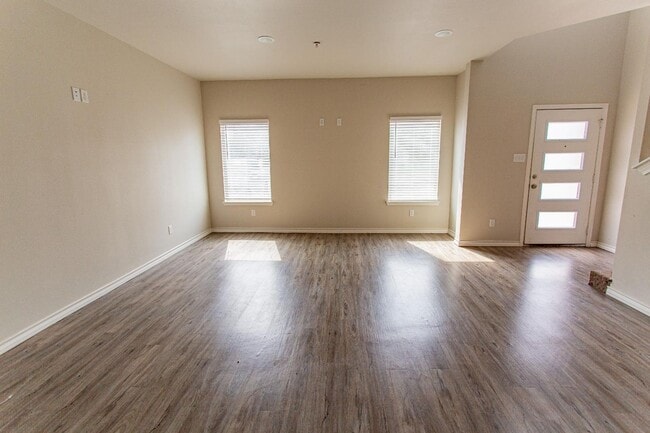 Building Photo - $1,200 OFF FIRST MONTH’S RENT