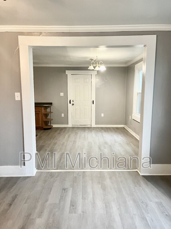 Building Photo - 718 Haney Ave