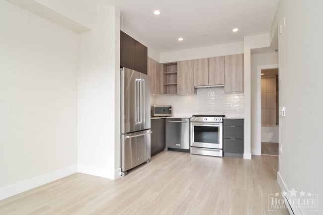 Photo du bâtiment - Gorgeous 1 Bedroom Condo at Scott & Nicholson – Sunshine Hills, North Delta