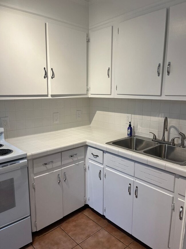 Building Photo - Quaint apartment in convenient location