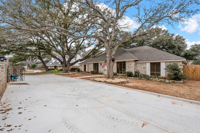 Estacionamiento ampliado y protegido - 7105 Fish Pond Rd