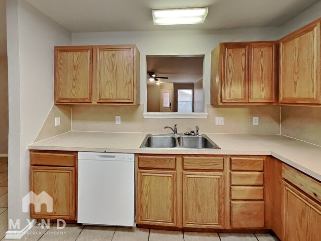 Building Photo - 528 N Brentwood Ave