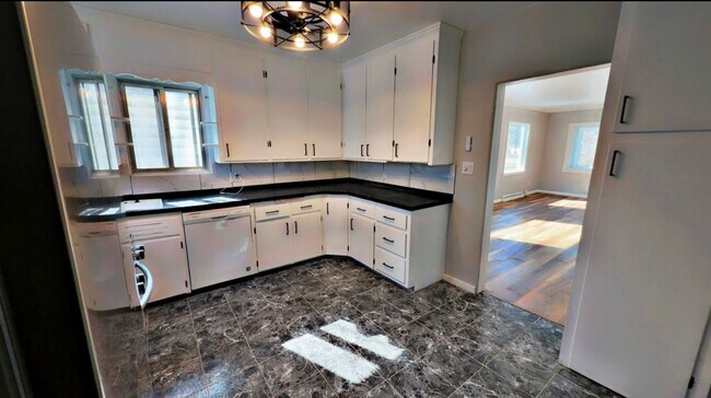 Foto del edificio - Charming Newly Renovated 3-Bedroom Rental with Garage & Basement