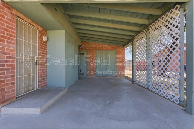 Building Photo - 3226 E Bermuda St