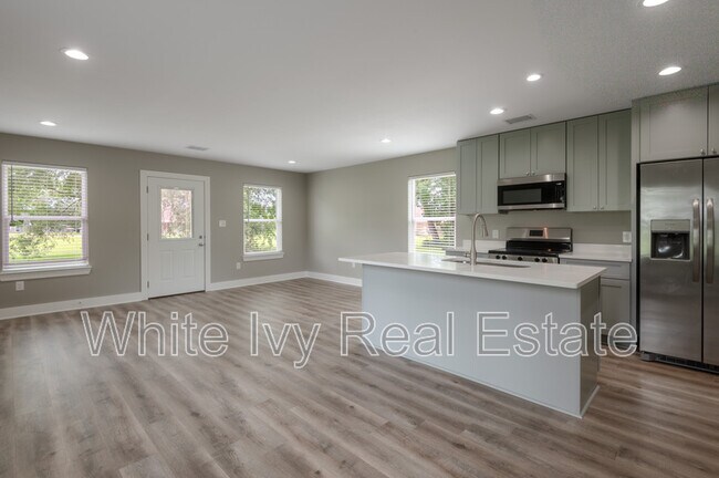 Building Photo - 140 Shady Oaks
