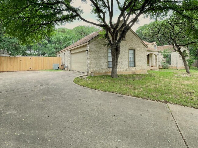 Building Photo - 1500 Breezeknoll Cir