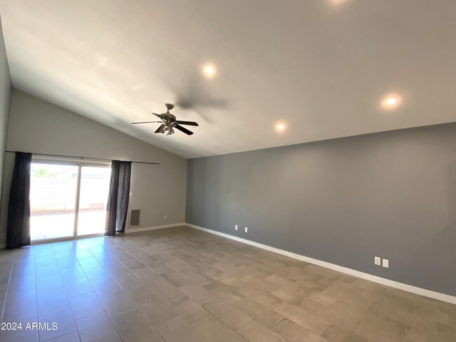 Foto del edificio - 1365 N 87th St
