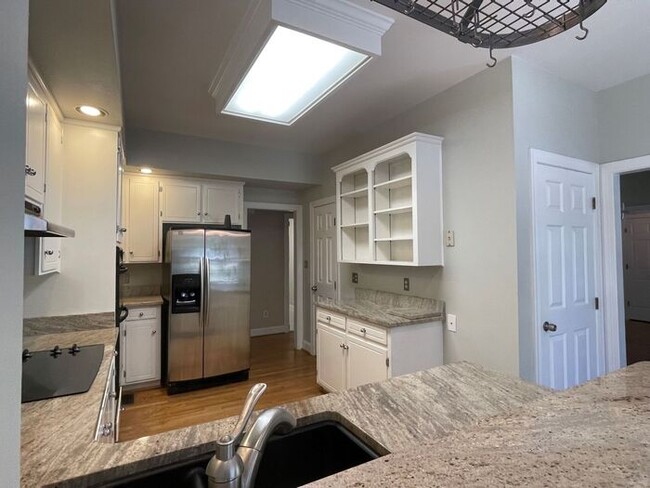Building Photo - NW Large Home, LR, DR, Granite Counter-top...