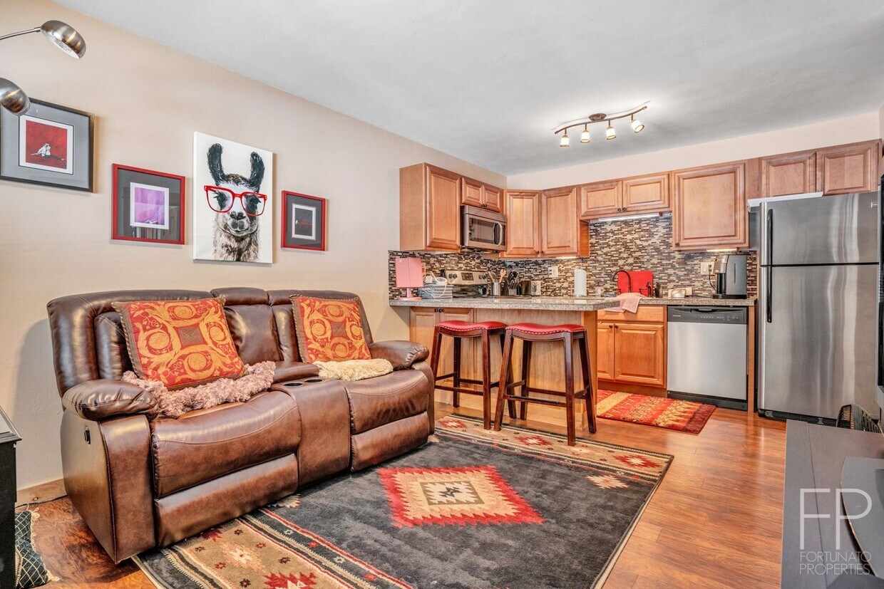 Foto principal - Year lease! Furnished, Move in 8/23/25! 10...