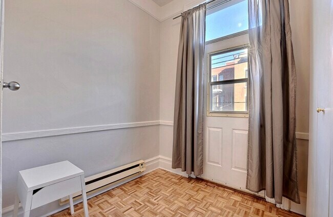 Extra room space to study - 4158 St Saint-Dominique