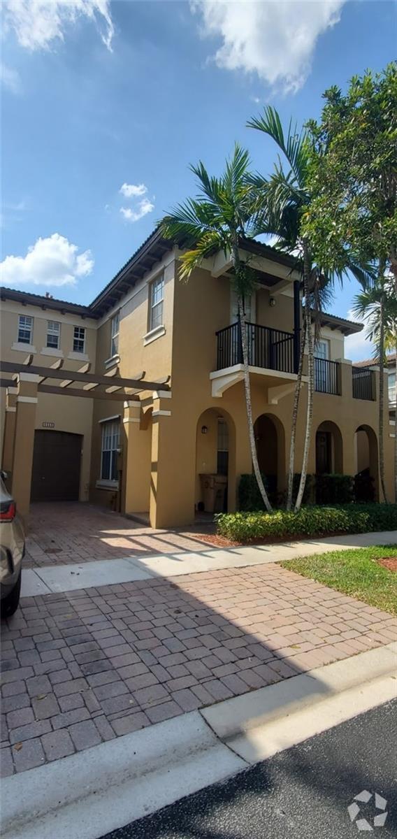 Pine Island Lakes Townhomes Apartments under 400 Davie, FL 1