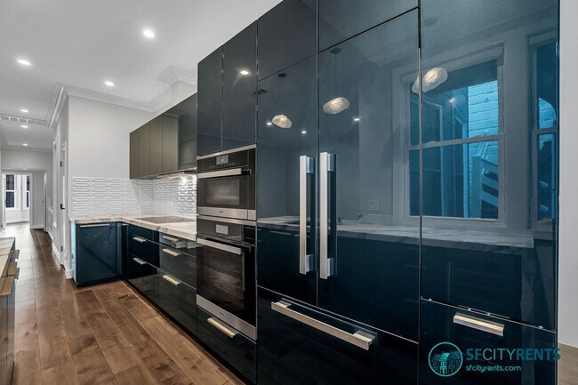 Foto del edificio - Russian Hill: Remodeled Top Floor Flat w/ In-Unit Washer & Dryer, A/C, Private Roof Deck, Sauna, ...