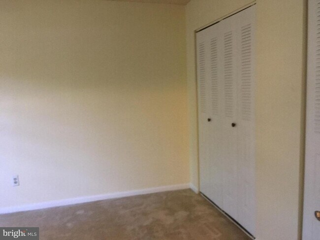 Building Photo - 2410 Pond View Dr