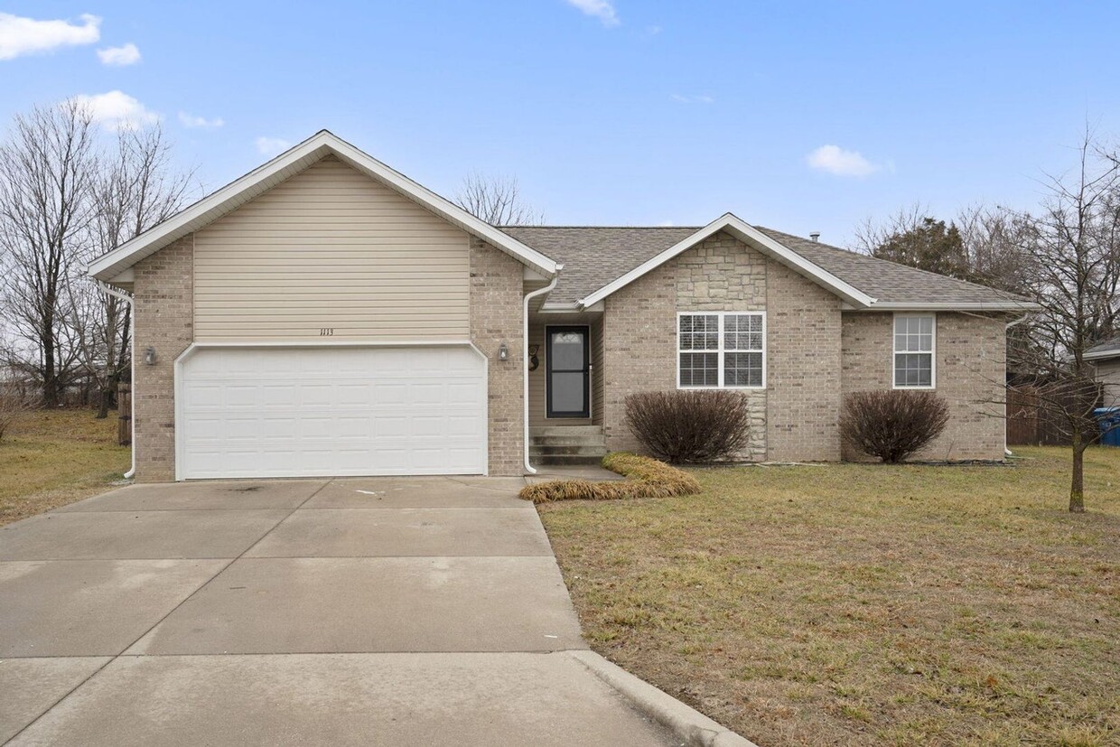 Primary Photo - Undated 3 Bedroom, 2 Bathroom Home in Nixa!