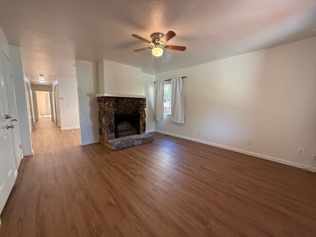 Foto del edificio - 16865 Barnell Ave