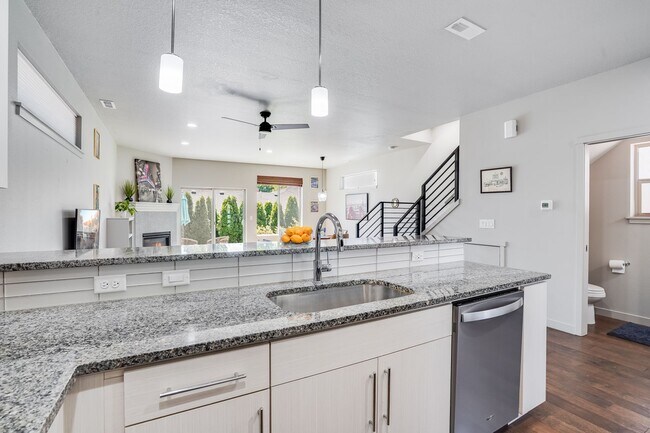 Foto del edificio - Beautiful 4 Bed, 3.5 Bath Rental Home in Central Beaverton Neighborhood!