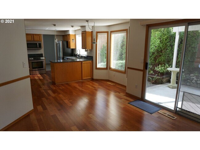 Foto del edificio - Charming 3-Bedroom Home with Covered Patio...